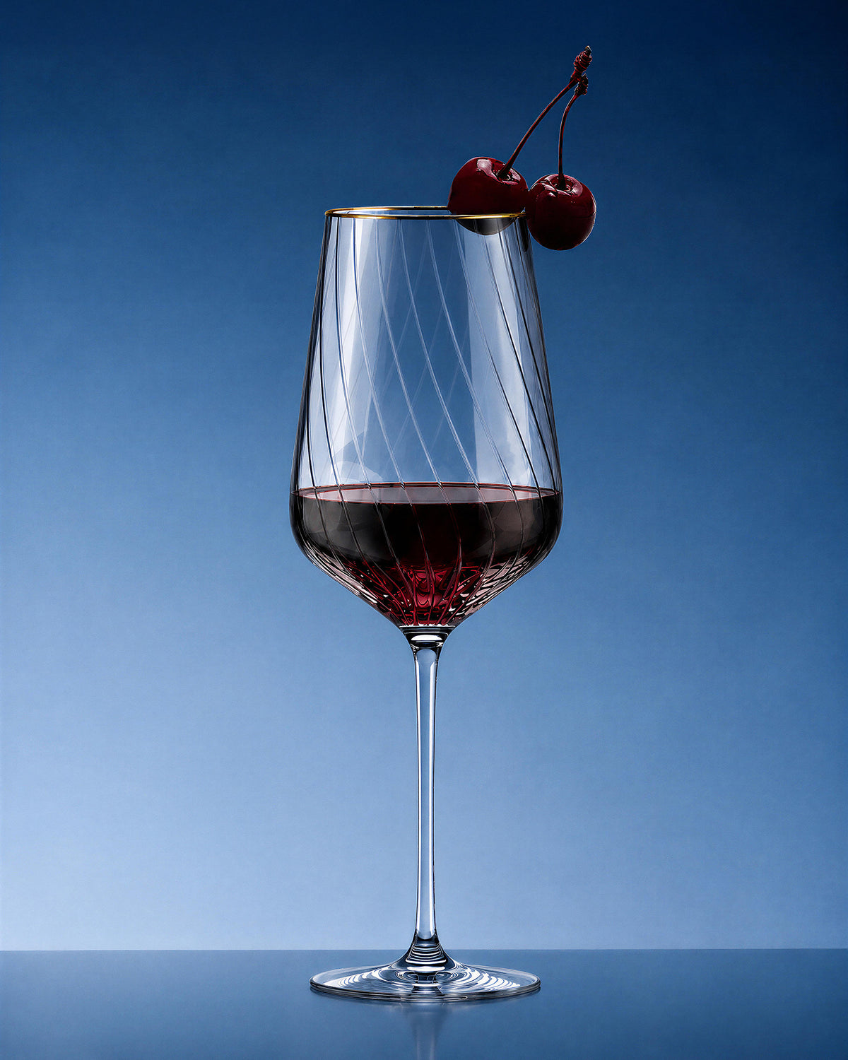 LUCARIS crystal Bordeaux glass with a gold rim, close-up